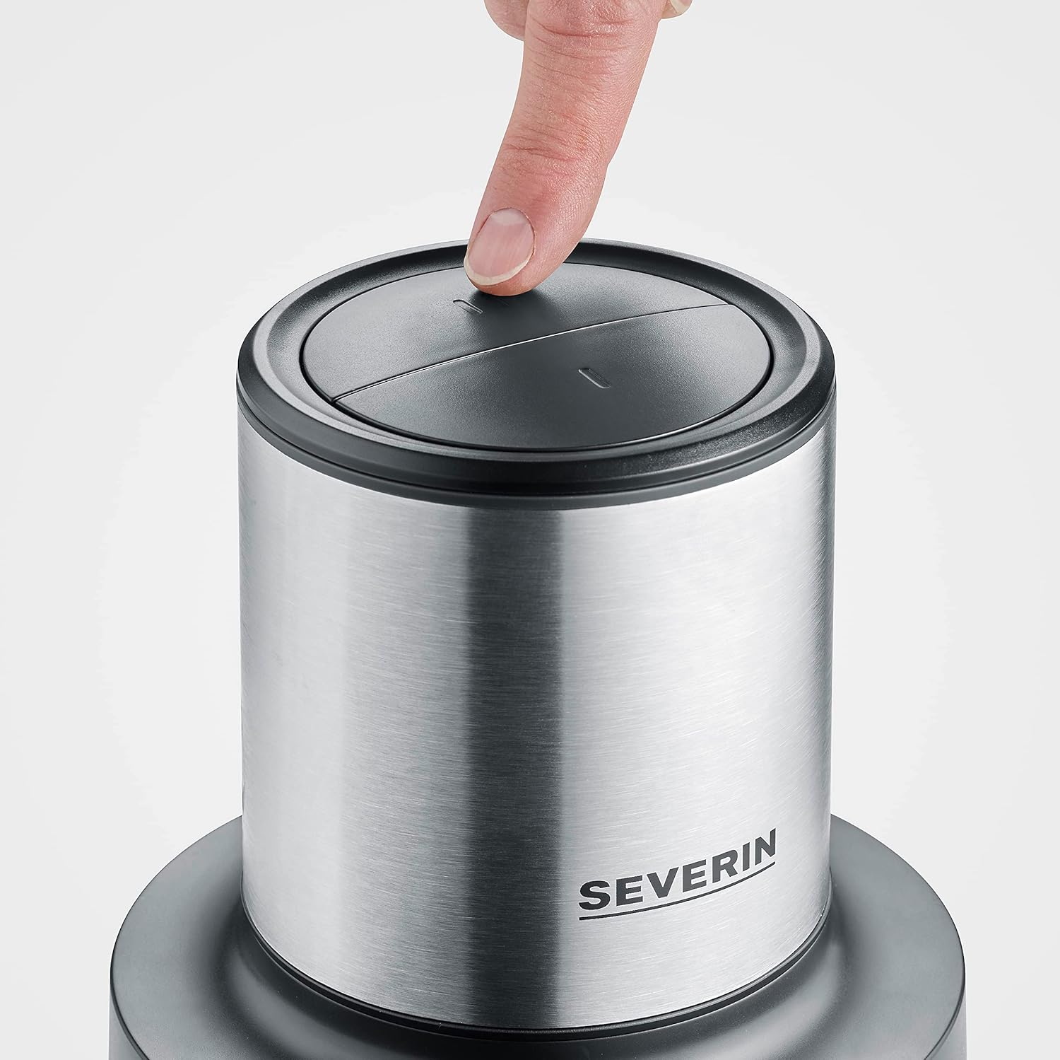 Severin Tritatutto da Cucina Elettrico, 1 Litro, 400W, 2 Velocità, Trita Ghiaccio, Disco Emulsionante, Inserto Pela Aglio, Ciotola in Vetro, BPA Free, 15,5 x 15,5 x 24,7 cm, Nero/Inox - KM 3867